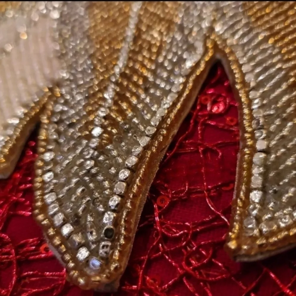x4 Nicole Miller White Gold Silver POINSETTIA Sparkly Beaded Placemats Chargers